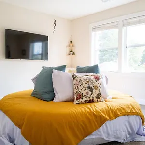 vibrant-master-suite-in-spacious-yet-cozy-home.portland-hotels.info/